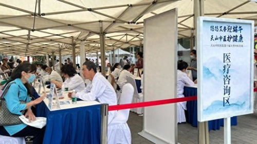 市民親手體驗制作香囊，醫院十年如一日提供大型中醫咨詢服務